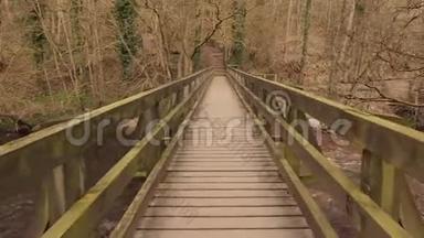 穿过一座木制的人行桥